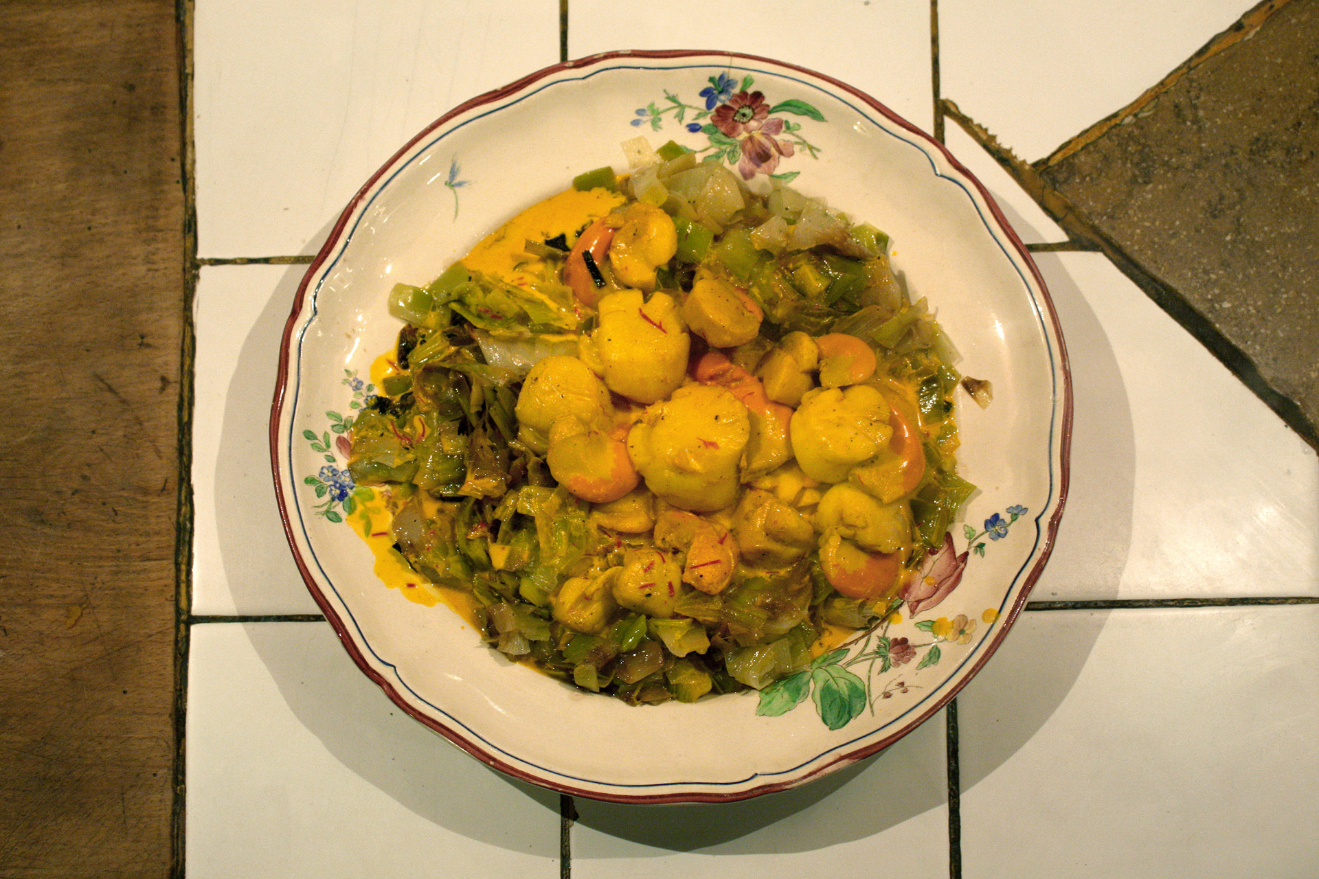 ST jacques au safran sur fondue de poireaux